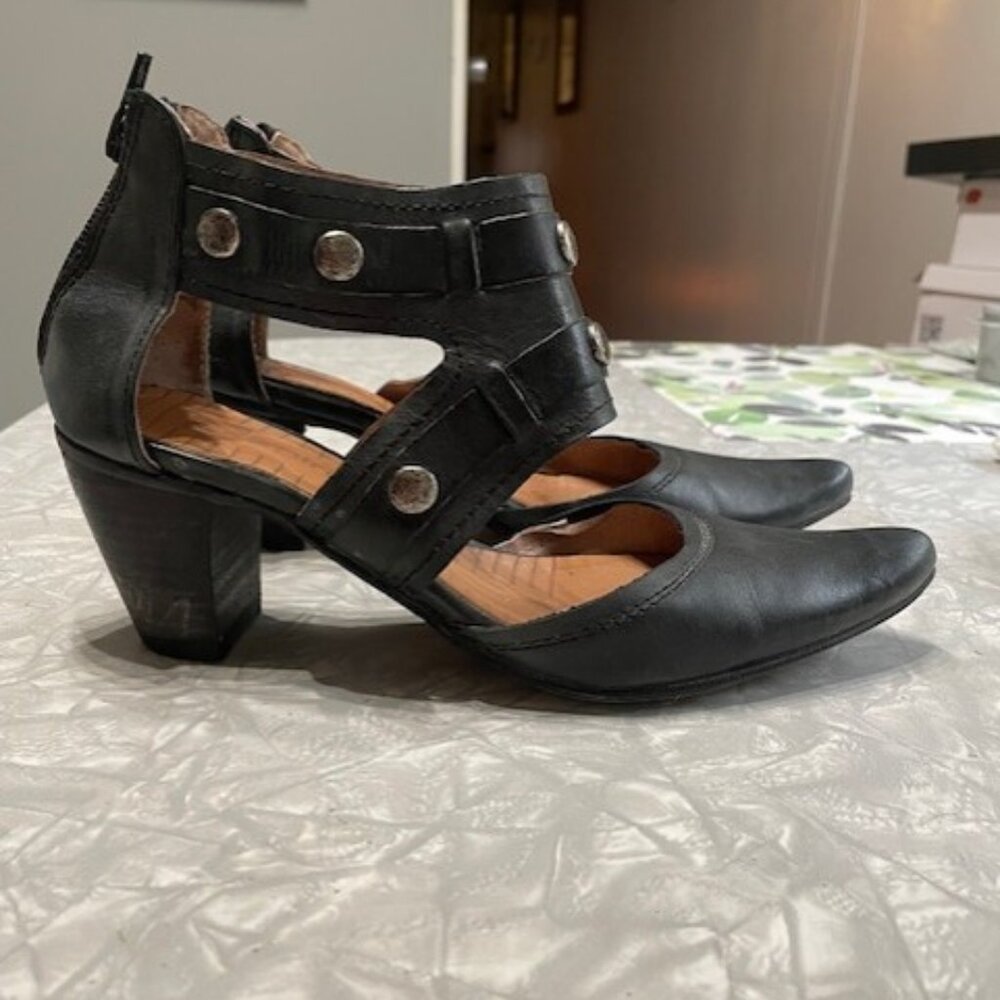 Spiral Black Leather Heels Made in Spain. Sz 36